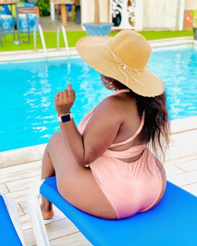 (Photos) « Piscine time » avec la sulfureuse Fatmata Farah Jalloh