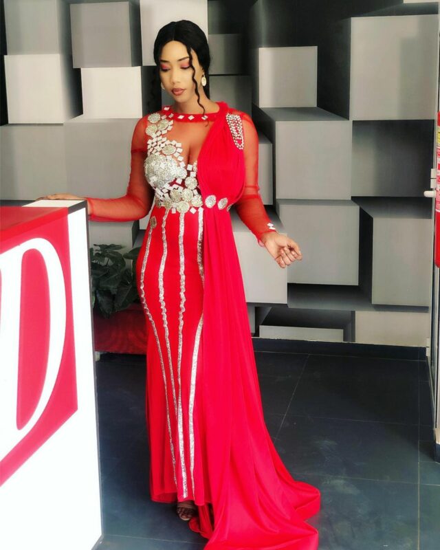 Photos – Nana Aïdara envoûte ses fans avec deux splendides robes rouges
