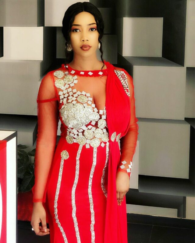 Photos – Nana Aïdara envoûte ses fans avec deux splendides robes rouges