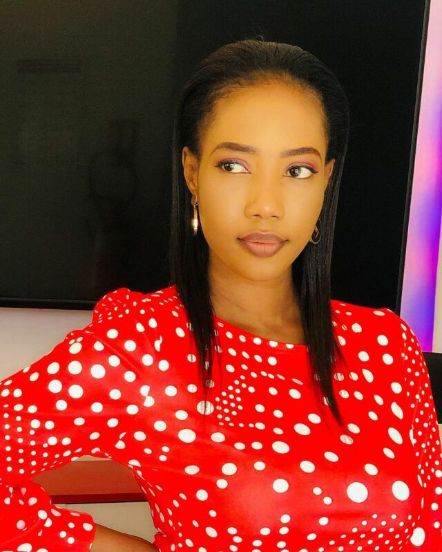 Photos – Nana Aïdara envoûte ses fans avec deux splendides robes rouges