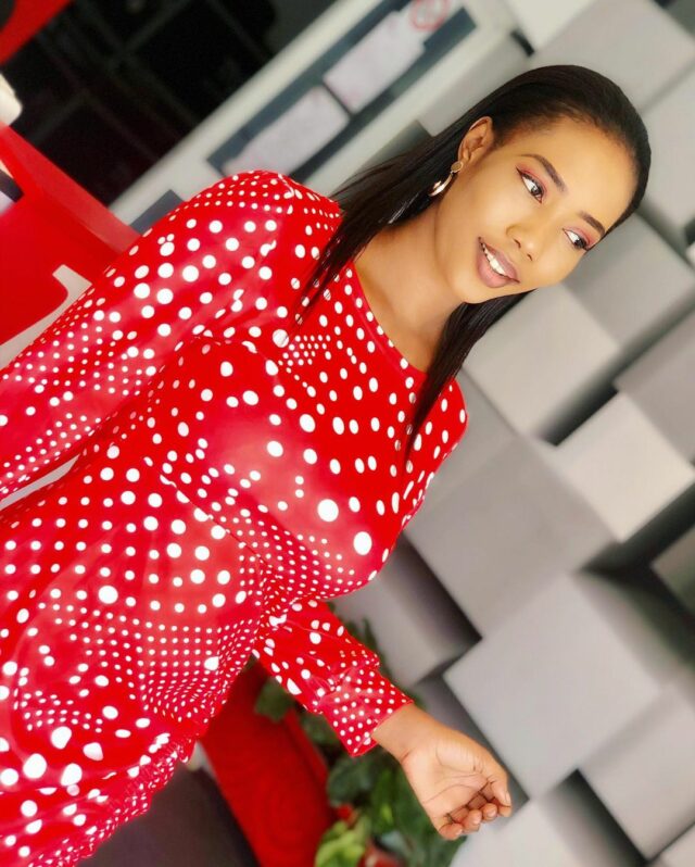 Photos – Nana Aïdara envoûte ses fans avec deux splendides robes rouges