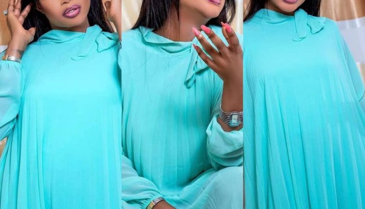 La belle Marichou au sourire radieuse fait parler son physique de rêve