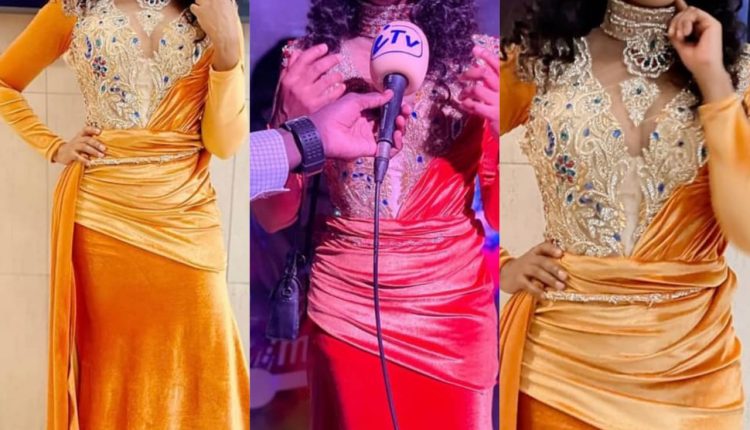 Adiouza dans sa magnifique qui révèle sa splendeur