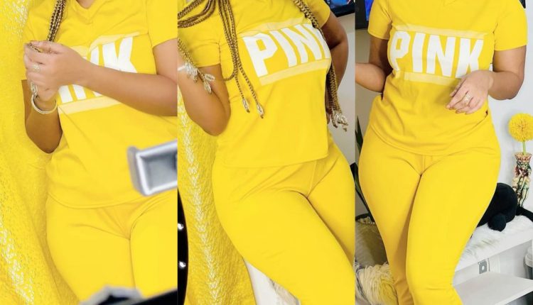 Big Mama, dans une tenue relaxante jaune