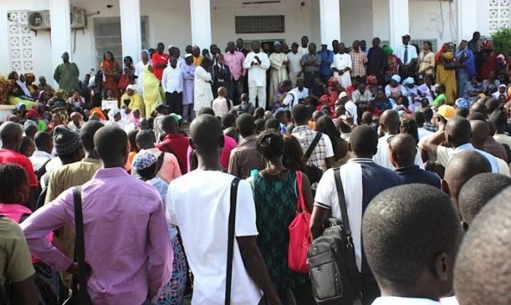 Sédhiou : Les élèves boudent les classes à cause d’un déficit de table-bancs