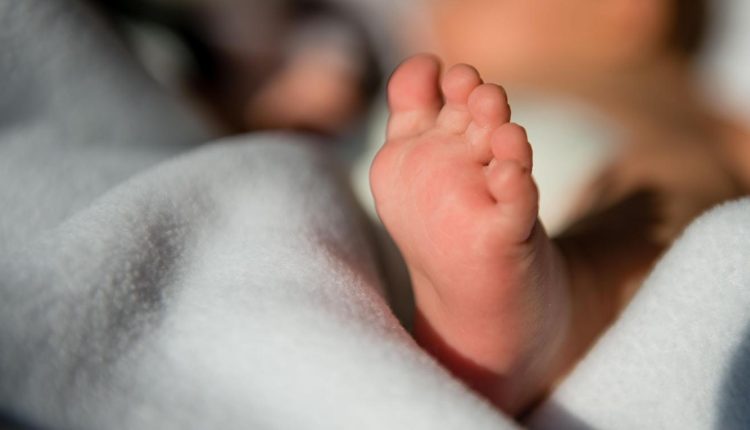 Gêné par ses pleurs, un Maçon tue son bébé en le jetant contre un mur