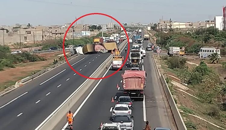 Un camion gros-porteur en panne crée des embouteillages monstres sur l’autoroute à péage et la RN 1
