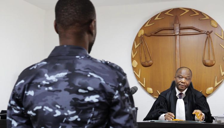 Côte d’Ivoire : un policier se fait passer pour un juge et escroque 2 millions à