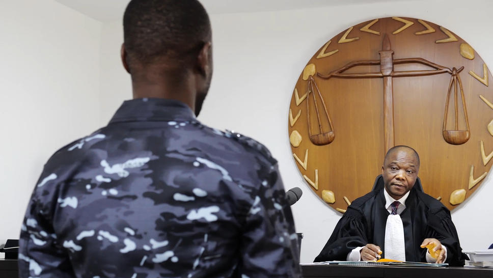 Côte d’Ivoire : un policier se fait passer pour un juge et escroque 2 millions à