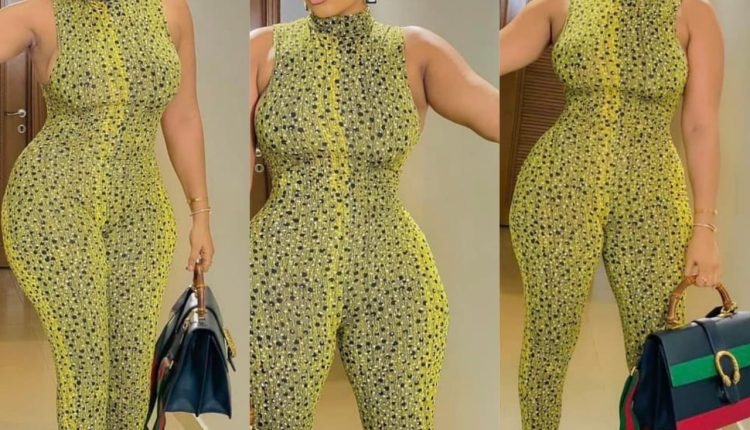 En combinaison moulante, Chantal La camer sort ses griffes