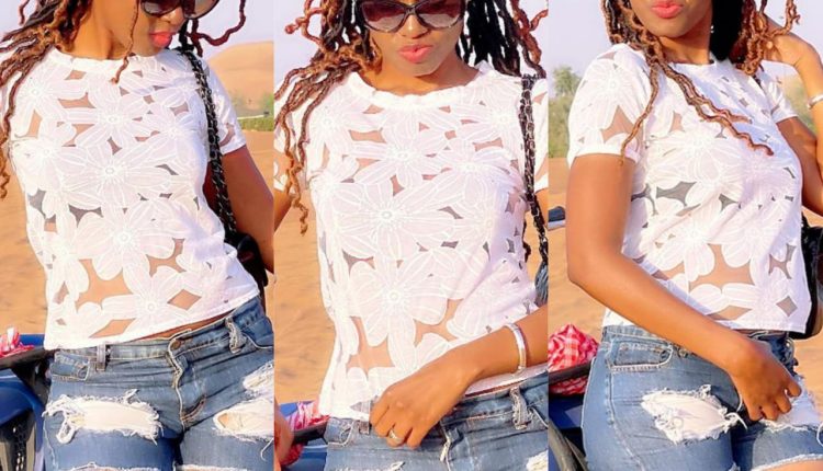 Toute ravissante dans sa petite short, Queen Biz se défile à Dubaï