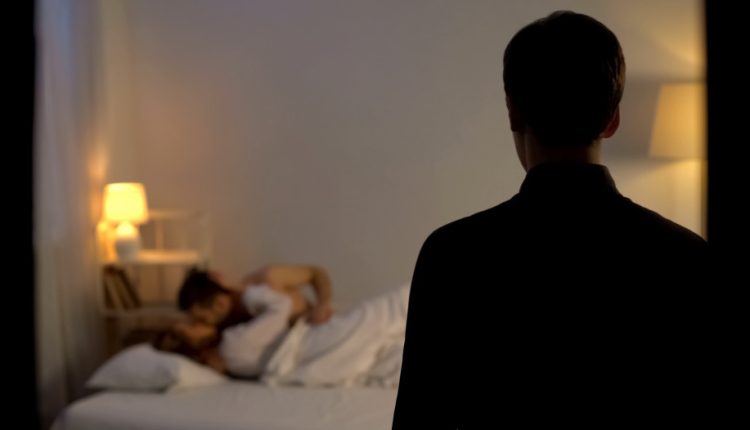 Son mari la surprend avec son amant…elle le tue