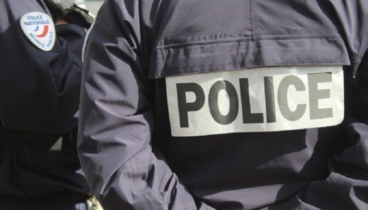 3 malfrats arrêtés avec une moto volée et des armes blanches saisies par la police