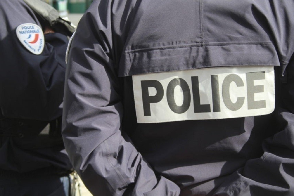 3 malfrats arrêtés avec une moto volée et des armes blanches saisies par la police