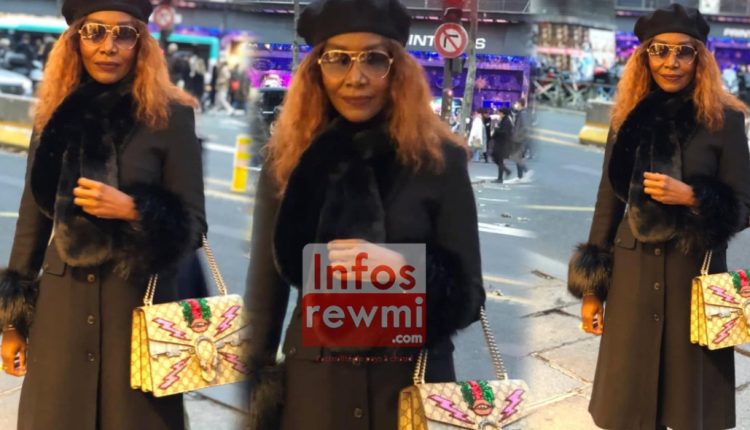 Coumba Gawlo Seck se balade dans les rues de Paris