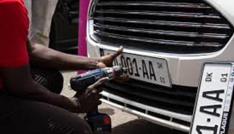 des plaques d’immatriculation passe du simple au double