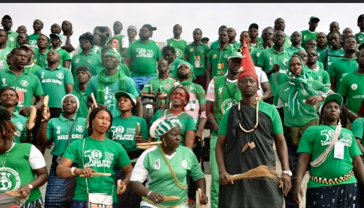 CDM 2022 : LES SUPPORTERS DU ALLEZ CASA METTENT L’AMBIANCE À L’AIBD EN ATTENDANT LEUR VOL POUR QATAR