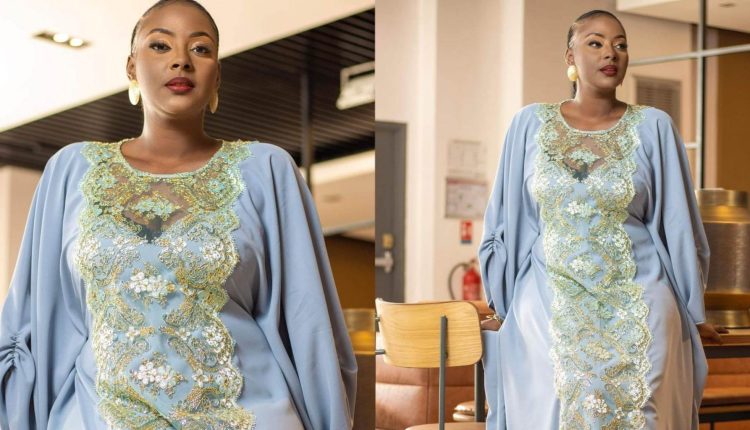 Sredntoosp3m76 85ga71tl9m3 h 1 4h3c45lht8c24u65ic726imm5f0g3u58 · Halima Gadji fait sensation sur la toile avec sa somptueuse robe bleu