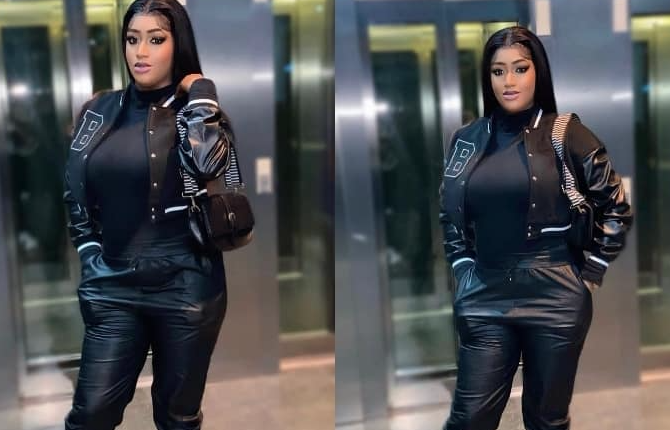 En total noir, Lisa, la femme de Pod, en mode « bad girl »