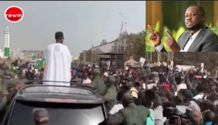Accompagné par une marrée humaine, Sonko crée un embouteillage sur l'autoroute