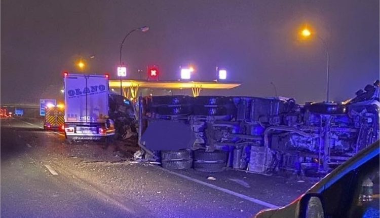 Autoroute à péage : 5 morts dans une collision entre un minicar et un camion