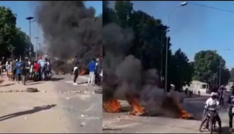 Affr0ntements nocturnes à Ziguinchor Les jeunes protègent toujours le domicile de Sonko