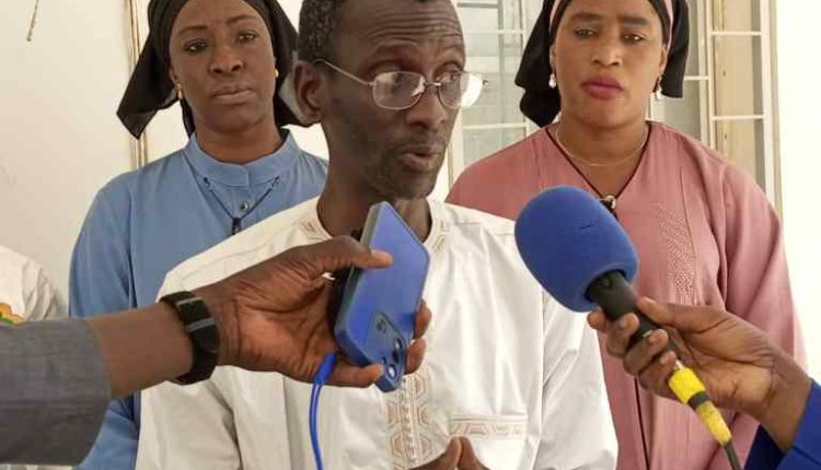 A l’instar de la communauté internationale et nationale, la région kaolack a célébré ce mardi 17 mai la journée mondiale de l’hypertension artérielle sous le thème : « Mesurer sa pression artérielle, la contrôler, vivre longtemps. En effet le service de la cardiologie du centre hospitalier régional El hadji Ibrahima Niass révèle que 66% des patients reçus sont hypertendus. Cette journée est également l’occasion de former le personnel de santé sur la prise de la tension artérielle. " Un milliard de personnes dans le monde souffre d’hypertension artérielle, on a six cent quarante (640) millions de personnes hypertendues en Afrique, au Sénégal, on a presque une prévalence de 30 % voir dans chaque maison, au moins un hypertendu. Ce qui est plus grave, c’est qu’il y a 46 qui savent qu’ils sont hypertendus et parmi ces 46, 17% seulement se traitent. Et parmi ces 17%, il n’y a que 08 qui sont équilibrés ". Des chiffres avancés par le chef de service Cardiologie du Centre Hospitalier Régional El hadji Ibrahima Niass de Kaolack ce mercredi 17 mai, à l’occasion de la célébration de la journée mondiale de l’Hypertension Artérielle. « Il nous est très difficile de donner des chiffres pour kaolack, notre repère, c’est le service des cardiologies, tenez-vous bien, nous sommes à 66% par rapport aux patients. C’est-à-dire que sur les 100 patients que nous recevons, les 66% viennent pour hypertension artérielle simple ou compliquée. Nous sommes en train de faire une étude avec l’université El hadji Ibrahima Niass de kaolack pour voir l’impact du sel par rapport aux patients hypertendus. C’est vrai que kaolack est un cas particulier, mais scientifiquement nous n’avons pas d’éléments, il va falloir que nous s’y mettons pour faire des recherches précises afin d’avoir des chiffres précis », informe ainsi le Dr Souleymane Thiam, s’inquiétant de la situation de cette pathologie qui cause beaucoup de complication aux populations notamment l’Accident Célébral Vasculaire (Avc), la crise cardiaque. Selon toujours le Dr Thiam, depuis le mois de janvier, le service de cardiologie reçoit beaucoup de patients qui souffrent de crise cardiaque, des complications d’insuffisance cardiaque ou des atteintes pouvant touchés les reins. Cependant, « Mesurer sa pression avec précision, la contrôler, vivre longtemps " : est le thème choisi cette année. Selon le spécialiste de l’hôpital de kaolack, lequel thème fait appel à deux choses à savoir la technique d’abord qui relève de la formation du personnel, ensuite à l’appareillage, car ce ne sont pas tous les appareils que l’on peut utiliser pour prendre la tension artérielle, et puis contrôler sa tension parce que pour éviter des complications , il faut que la tension soit bien contrôlée, enfin vivre plus longtemps, cela touche un peu le traitement parce que les gens pensent que le traitement, c’est à vie, mais le traitement c’est pour la vie a conclu Souleymane Thiam.