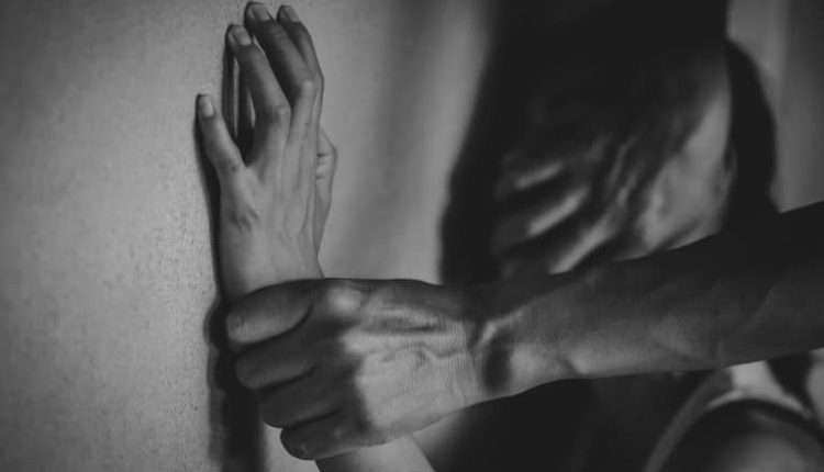 SCANDALE À MBOUR: UN MAÇON S’INTRODUIT CHEZ UN COUPLE ET TENTE DE VIOLER L’ÉPOUSE