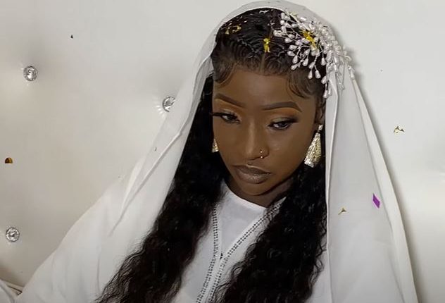 Connue sous le nom de « Coumba Bou Ndaw » dans la série sénégalaise « Infidèles », Khady Ndiaye de son vrai nom, aurait mis fin à son mariage avec un certain Mr Ndiaye après 05mois de vie commune, selon des sources de Kawtef.com. La raison de leur séparation n’a pas été révélée pour le moment. Nous nous engageons à fournir plus de détails sur cette affaire dès que possible.