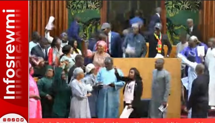 Assemblée nationale : les députés de Yewwi perturbent la plénière,