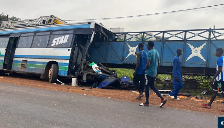 Louga : Un mort dans une collision entre un bus et un camion