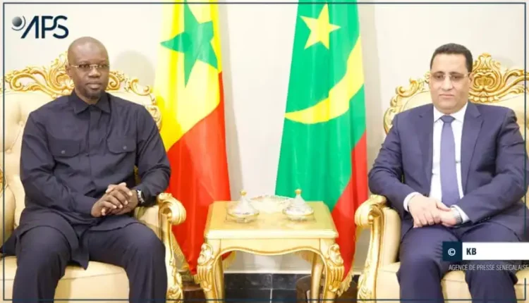 Le Premier ministre sénégalais, Ousmane Sonko, est arrivé dimanche soir à Nouakchott pour une visite officielle de deux jours consacrée essentiellement à l’énergie, aux transports, à la sécurité et à la migration, lundi 13 et mardi 14 janvier, a constaté l’APS. Pour cette visite également dite d’amitié et de travail, le chef du gouvernement est accompagné de plusieurs ministres, dont Yassine Fall, chargée de l’Intégration africaine et des Affaires étrangères, et Jean Baptiste Tine, celui de l’Intérieur et de la Sécurité publique. Birame Souleye Diop, le ministre chargé de l’Énergie, du Pétrole et des Mines, Yankhoba Diémé, celui des Infrastructures, des Transports terrestres et aériens, et Fatou Diouf, la ministre des Pêches, des Infrastructures maritimes.
